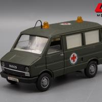 1:43 Iveco Daily Ambulanza Militare - OldCars