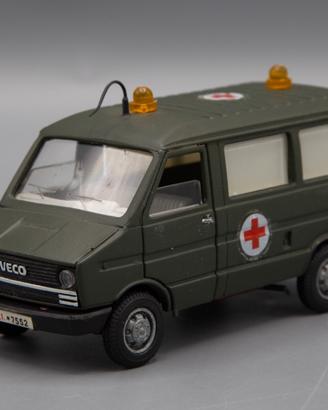 1:43 Iveco Daily Ambulanza Militare - OldCars