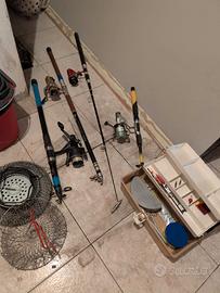 Canne da pesca con accessori vari