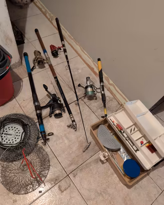 Canne da pesca con accessori vari