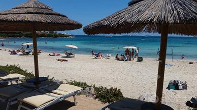 13 ombrelloni in paglia e 50 lettini spiaggia