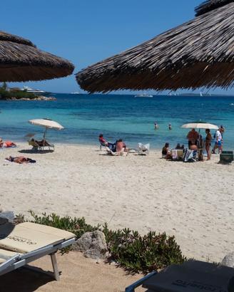 13 ombrelloni in paglia e 50 lettini spiaggia