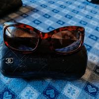occhiali da sole Chanel perfetti nella loro custod