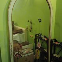 Specchiera a forma di porta ad arco intarsiata