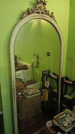 Specchiera a forma di porta ad arco intarsiata