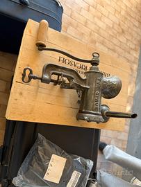 Tritacarne a manovella in ghisa tre spade