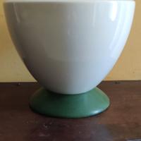 grande vaso bianco con base in legno verde