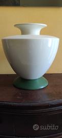 grande vaso bianco con base in legno verde