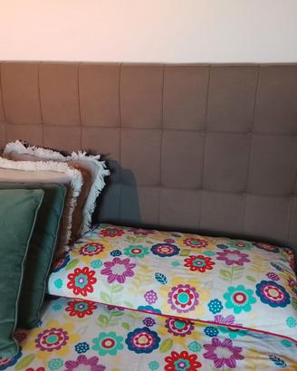 letto imbottito una piazza e mezzo con materasso.