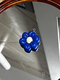 Fiorellino fatto a mano in fimo blu