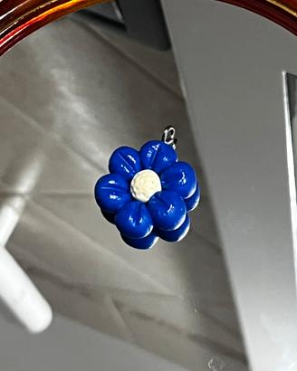 Fiorellino fatto a mano in fimo blu