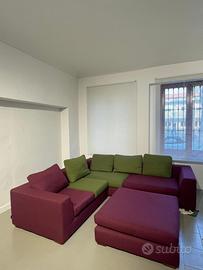 Divano angolare a 4 posti con pouf