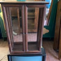 Vetrina in legno con ripiani in vetro