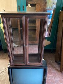 Vetrina in legno con ripiani in vetro