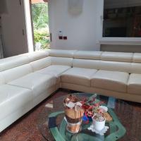 Divano Avorio in Pelle Con Poggiapiedi & Testa