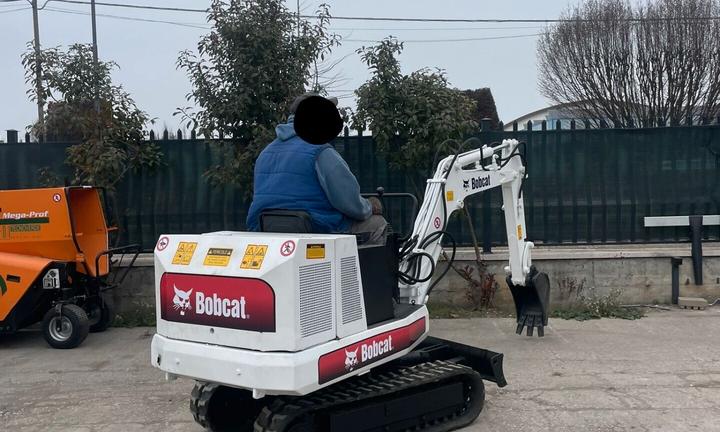 E129 Mini escavatore 14 q