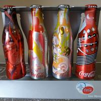4 Bottiglie piene Coca Cola con Espositore