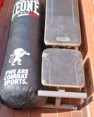Sacco Boxe LEONE 1947 (55 kg) + Panca Decathlon