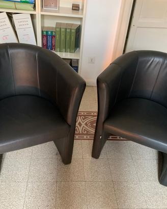 Scrivania e die poltroncine
