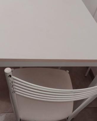 Tavolo rettangolare bianco con 4 sedie