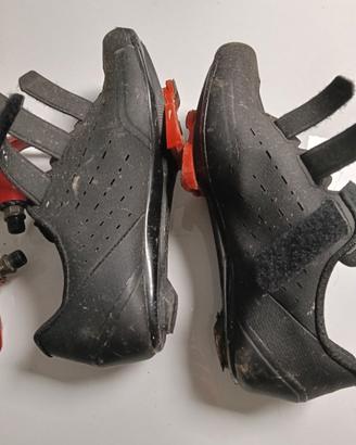 Scarpe e ganci bici