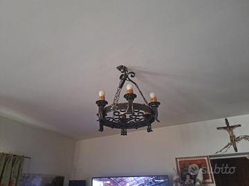 Lampadario in ferro battuto