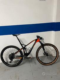 MTB FULL SUSPENSION in carbonio, megamo track