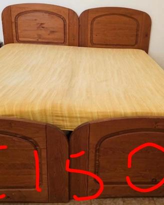 Letto in legno massello.