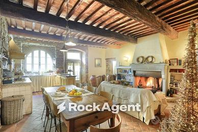 Casa indipendente di 220 m² con più di 5 locali a 