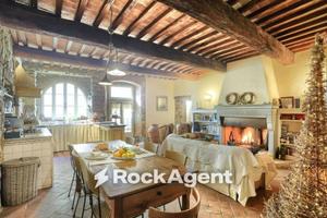 Casa indipendente di 220 m² con più di 5 locali a 