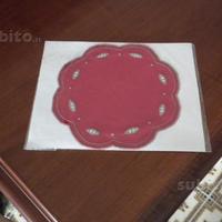 Centrino di lino colore rosso lavorato ad intaglio