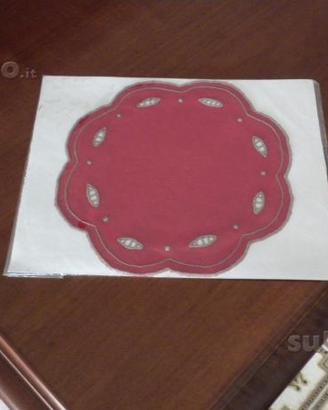 Centrino di lino colore rosso lavorato ad intaglio
