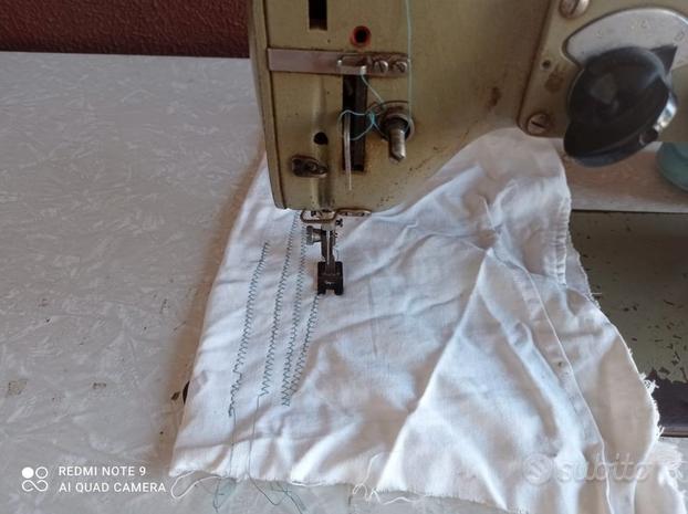 Filo Nell'ago Della Macchina Da Cucire Industriale Immagine Stock