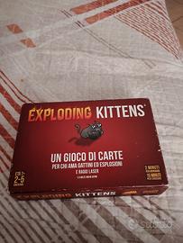 Gioco di carte Exploding Kittens in italiano.