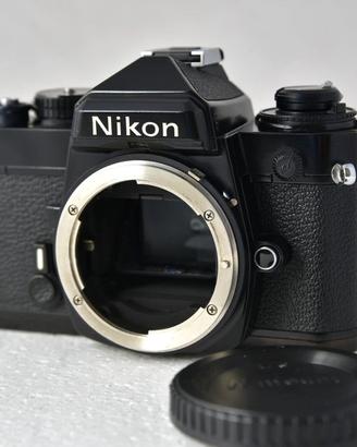 CORPO NERO MACCHINA NIKON FE CON DORSO NIKON MF-12