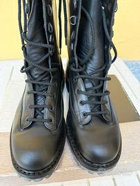 Anfibi neri numero 44