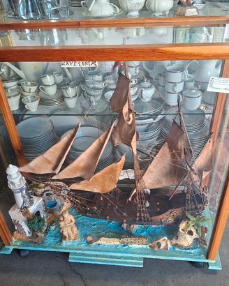 Nave corsara con teca in vetro 