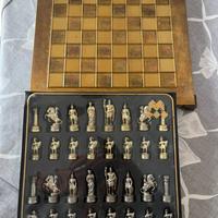 Scacchi in ferro unica con pedine illustrate