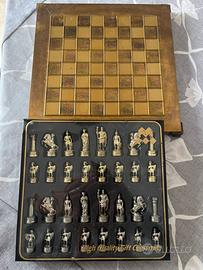 Scacchi in ferro unica con pedine illustrate