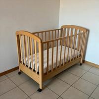 Lettino in legno (colore naturale) con materasso
