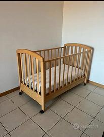 Lettino in legno (colore naturale) con materasso