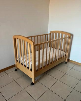 Lettino in legno (colore naturale) con materasso