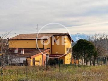 Villa di 224 m² con più di 5 locali e box auto a C