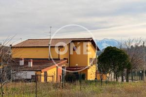 Villa di 224 m² con più di 5 locali e box auto a C