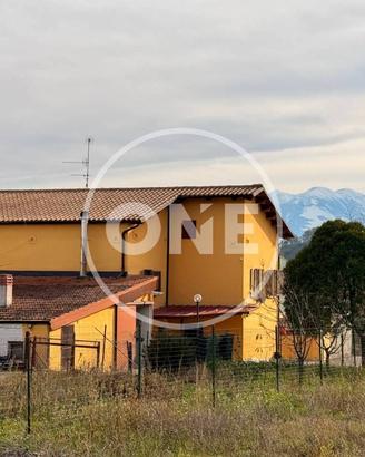 Villa di 224 m² con più di 5 locali e box auto a C
