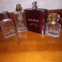 Bottiglie vuote di profumo 