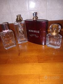 Bottiglie vuote di profumo 