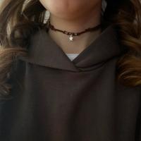 Chocker in camoscio marrone con stellina