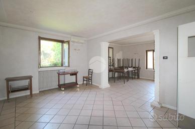 NEGOZIO A CASTREZZATO