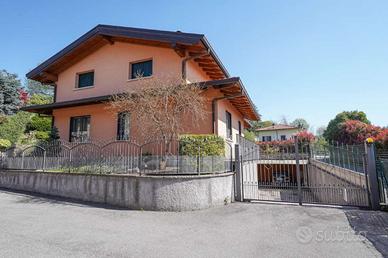 VILLA SINGOLA CON DUE APPARTAMENTI